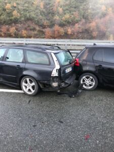 Pamje nga aksidenti i shumëfishtë në Rrugën e Kombit, kamioni përplaset me disa automjete (FOTO)