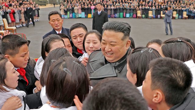 Fëmijët kërcejnë dhe përloten rreth Kim Yong Un, video tregon adhurimin për liderin e Koresë së Veriut në konferencën e fundit