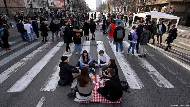 Protestat në Serbi, qytetarët bllokojnë një kryqëzim në Beograd për 24 orë, u bashkohen edhe artistë