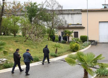 Një i vrarë dhe një i plagosur në burgun e Peqinit, BIRN: Autori 20 ditë me armë në qeli! Dyshohet se e mbante në ambientet e ajrimit dhe regjimin e brendshëm