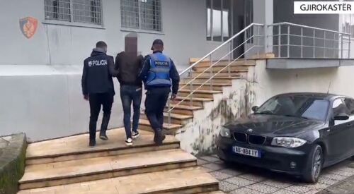 U kap duke transportuar emigrantë të paligjshëm kundrejt pagesës, arrestohet në flagrancë 22-vjeçari