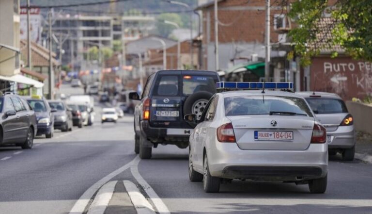 Konfiskohen tela gjëmborë, bomba tymosëse dhe municion në veri