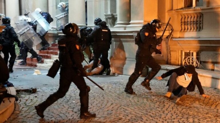 FOTO/ Protestat pas manipulimit zgjedhor e zhysin Serbinë në kaos