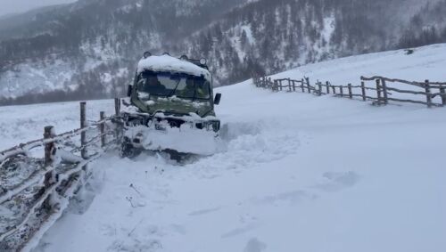 Reshjet e dendura të dëborës bllokojnë rrugët në Gramsh, trashësia arrin deri në 1 metër