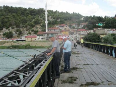 Dyshohet se ka rrëshqitur teksa ka qenë duke peshkuar/ Vijojnë kërkimet për gjetjen e trupit të 65-vjeçarit në lumin Buna (EMRI)