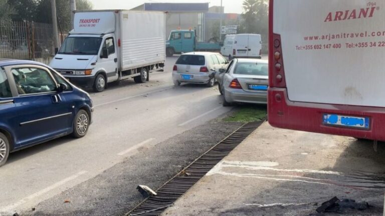 Aksident në Fier, autobusi përplaset me Benzin dhe përfundon në oborrin e banesës