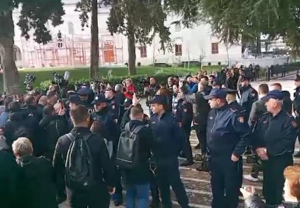 Protesta para Kuvendit, mbështetësit e Berishës tentojnë të çajnë kordonin e policisë