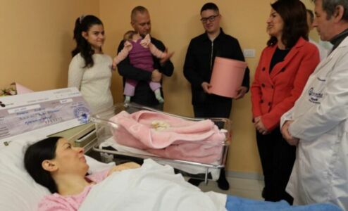 Një vajzë edhe një djalë, kush janë dy bebet e para të vitit 2024 në Shqipëri! Erdhën në jetë në maternitetet “Mbretëresha Geraldinë” dhe “Koço Gliozheni”