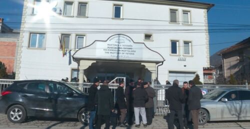 Hallakamë në myftininë e Tetovës – Myftiu i vjetër nuk e lejon të riun të hyjë në zyrë, akuzohet BFI-ja