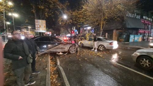 Aksidenti i pazakontë në Tiranë, “Benz-i” fluturon mbi trotuar dhe përplaset me një tjetër