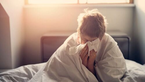 Shpërthimi i gripit, mjeku: Më të prekur janë fëmijët, ja simptomat më të zakonshme që shfaqin