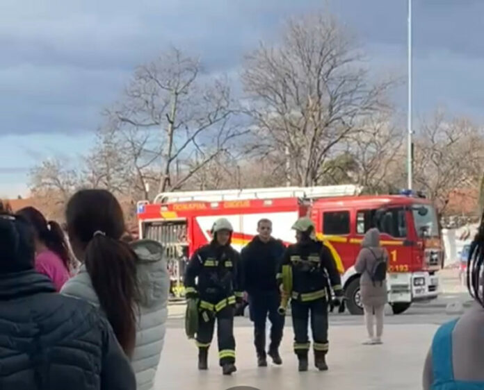 Alarmi zjarri dhe evakuimi në “East Gate” – merr flakë një qebaptore