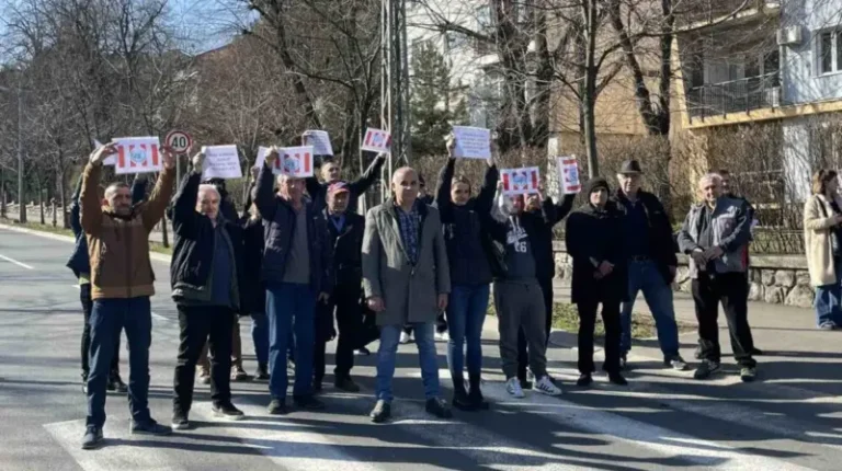 Serbët nga Kosova, protestë para ambasadës amerikane në Beograd