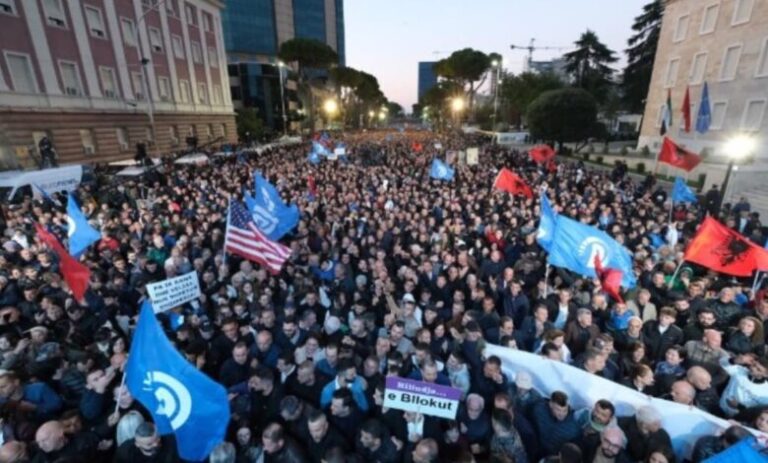 Sot protesta e opozitës/ Disa rrugë të bllokuara në Tiranë, rreth 1200 forca policore në gatishmëri