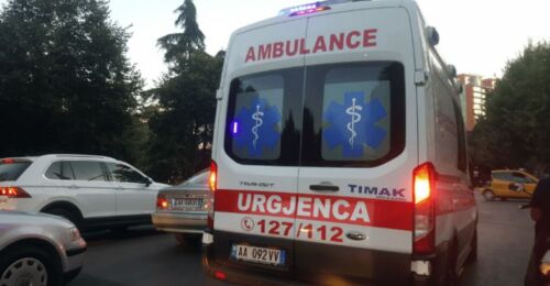 Humbi kontrollin e kamionit dhe u përplas me 3 makina të parkuara, shoferi 26-vjeçar transportohet te Trauma