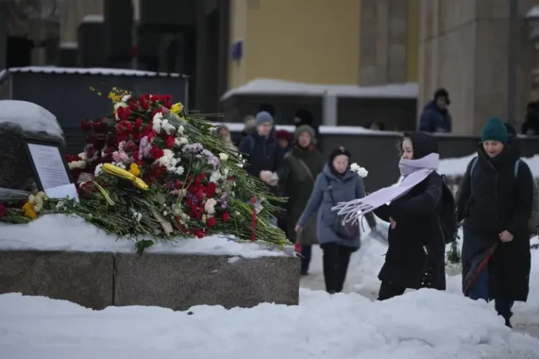 Mbi 400 të arrestuar në Rusi ndërsa mbahet zi për vdekjen e Navalny, rivalit më të ashpër të Putinit