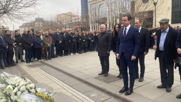 Përkujtohen ish-aktivistët Mon Balaj e Arben Xheladini, Kurti: As sot, as nesër askush nuk mund të ketë imunitet nga drejtësia