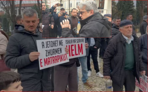 “Ujin që pi djali im nuk besoj se ja jep fëmijës tënd zoti kryetarë”- Banorët e Postribës në protestë mblidhen para Bashkisë Shkodër!