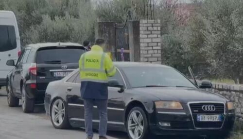 Plagosja në Lezhë/ Sapo kishte lënë fëmijët te dera e shkollës, 54-vjeçarit iu bë pritë me automatik. Xhamat e Audi-t  të “shpuar” nga plumbat