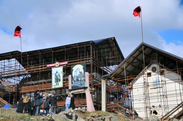 Rrëfen dëshmitari që pa nga afër mbi 50 të vrarët e Familjes Jashari