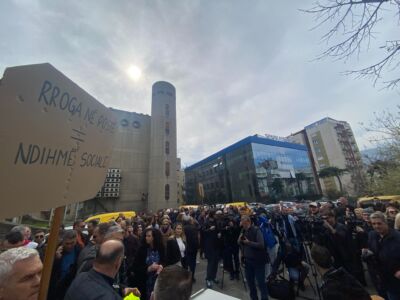 Protestuan të punësuarit në Postat e Maqedonisë, kërkuan paga më të larta