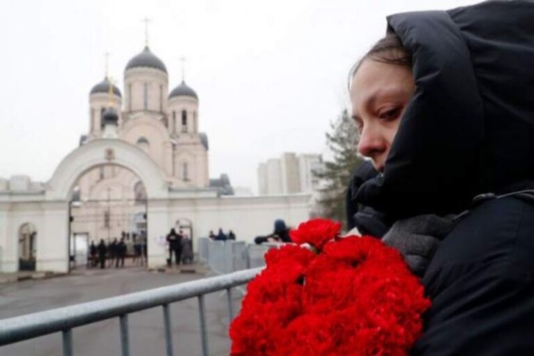 VIDEO/ Funerali i Navalny në Moskë, mijëra hedhin trëndafila të kuq duke thirrur ‘Navalny, nuk do të të harrojmë’