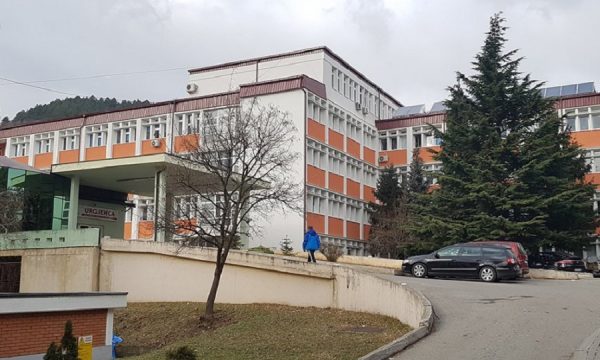 Vdes një i burgosur në Spitalin e Pejës