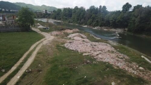 Detaje nga ngjarja në Tapizë/ 42-vjeçarja lindi foshnjën në banesë, ndërsa vajza e madhe e hodhi në lumë! Dyshohet se e gjithë familja…