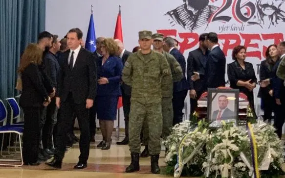 Kurti me ministra bëjnë homazhe dhe ngushëllojnë familjarët e ish-deputetit Lajçi