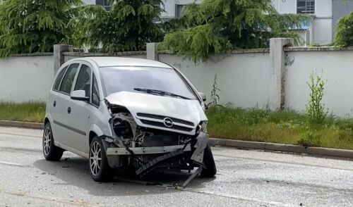 Shkak shpejtësia e lartë dhe lagështira në rrugë, përplasen dy automjete në aksin Pogradec-Qafë Thanë