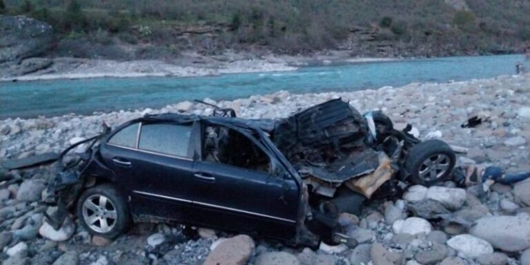 VIDEO/ Aksidenti ‘horror’ në Këlcyrë. 2 nga të vdekurit, ende në mjet…- Ja çfarë thotë policia