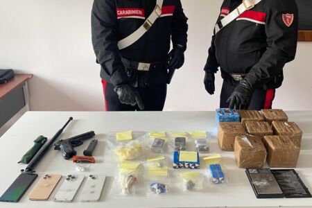 Arma në makinë “fundos” shqiptarët, policia u gjen në banesë 9 kilogramë drogë! Vihen në pranga tre të rinjtë