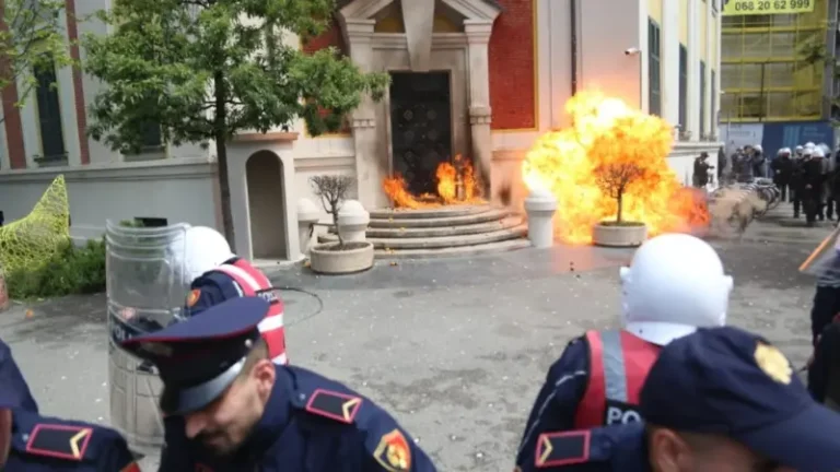 Opozita sërish protestë para Bashkisë së Tiranës, Policia e Shtetit merr masa: Bllokim të përkohshëm të qarkullimit të mjeteve, përdorni rrugë alternative