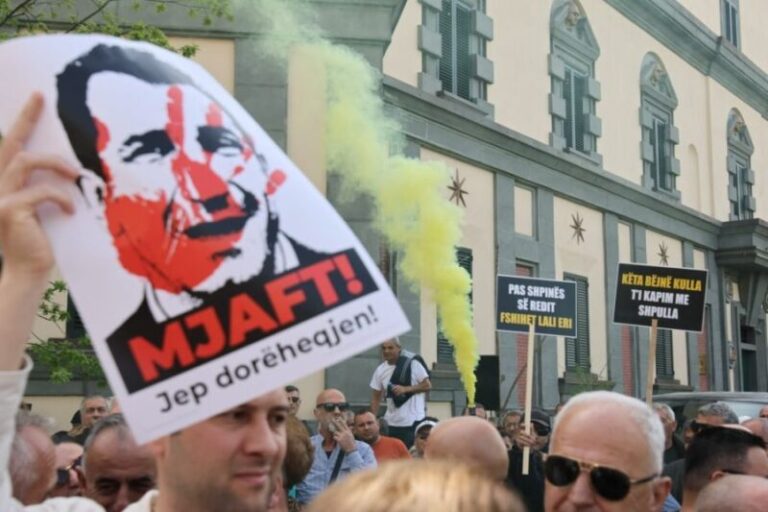 Protesta/ Opozita drejt bashkisë: Erion Veliaj jep dorëheqjen