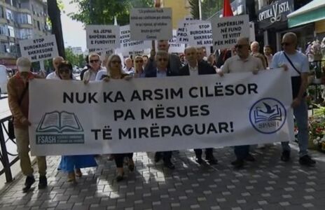 “S’ka arsim cilësor pa mësues të mirëpaguar”- Arsimtarët në protestë për 1 Majin, marshojnë drejt Ministrisë