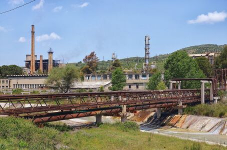 Rrëzohet nga shkallët teksa po punonte në rafinerinë e naftës, 51 vjeçari përfundon në spital