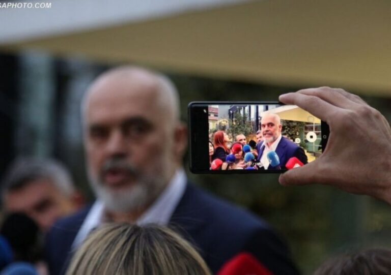 BKH dhe policia mësyjnë në bashkinë e Elbasanit, sekuestrohet telefoni i nënkryetares