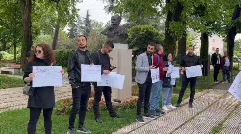 Rastet e dhunës dhe intimidimit/ Gazetarët protestojnë para Kuvendit