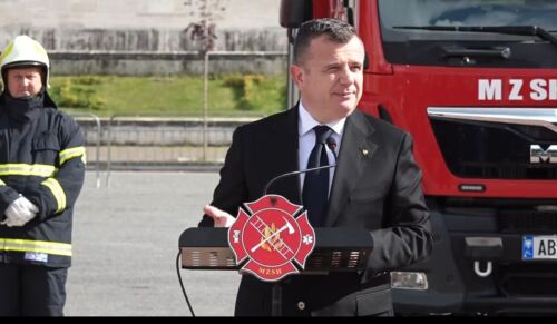 “Duhen njerëz të përgatitur, s’ka më vend për qoka”- Ministri Balla: Shërbimi zjarrfikës të arrijë në standardet më të larta, të krijohen grupe me vullnetarë