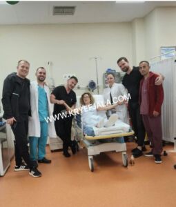 U rrëzua nga shkallët? Publikohet një fotografi e Egla Cenos gjatë vizitës mjekësore në spital