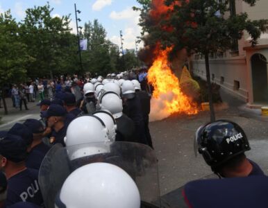 “E papranueshme!” – U hodhën molotovë pranë gazetarëve në protestën e opozitës, reagon AMA: Të ndiqet ligjërisht çdo akt që sulmon drejtpërdrejt ekipet e medias!