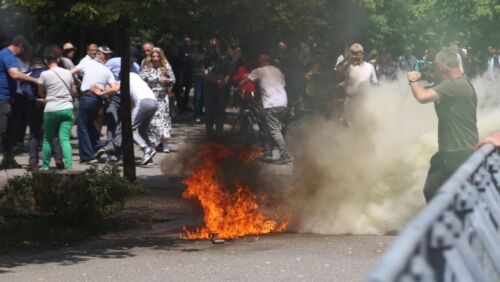 EMRI/ Përdori molotov në protestën para Bashkisë Tiranë, arrestohet 49-vjeçari i akuzuar për pesë vepra penale