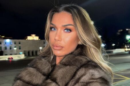 Adelina Tahiri në hallë, ia djeg dielli gjoksin deri në këtë pikë