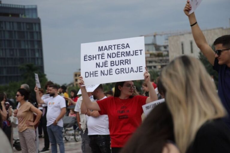 ‘Babai është burrë!’ – Marshim për familjen në Tiranë dhe mbledhje firmash kundër projektligjit të Ramës