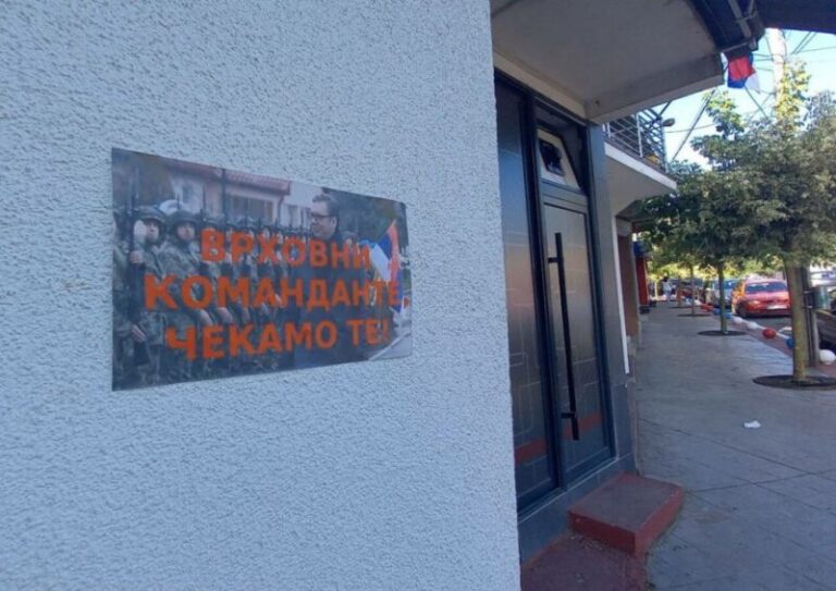 ‘Komandant Suprem, ju presim’, veriu i Kosovës mbushet me postera të presidentit serb, Vuçiç