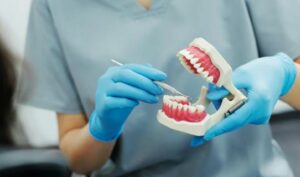 Bruksizmi i njohur ndryshe si kërcitja e dhëmbëve gjatë natës, çfarë e shkakton dhe si trajtohet ? Ja çfarë duhet të dini