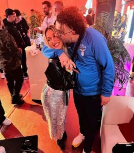 Mc Kresha nuk përmbahet, ‘kafshon’ gruan në publik