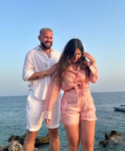 Luiz Ejlli dhe Kiara Tito me pushime në jug, sjellin fotografi krah njëri-tjetrit