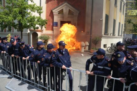 Protesta para Bashkisë së Tiranës, policia njofton planin e masave të ndërmarra! Apel për të respektuar ligjin e për t’u distancuar nga çdo akt dhune
