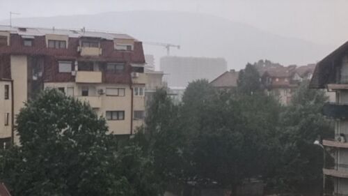 Edhe Shkupi kaplohet nga reshjet e dendura të shiut, bubullima dhe breshër